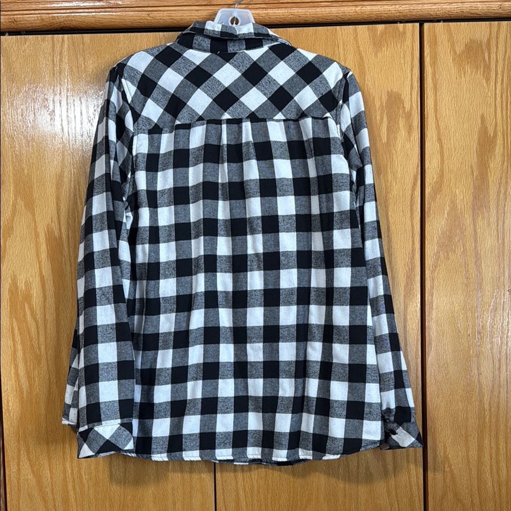 Women’s e.Luna Black and White Checkered Button-Up Flannel - Picture 4 of 5